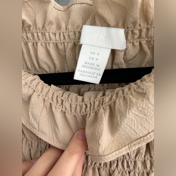 H&M shirred beige blouse - Picture 4 of 4